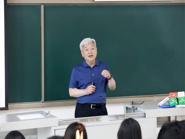 “光芒思政”∣校领导深入思政课堂讲授“形势与政策”课 引领青年学子勇担教育强国使命 “光芒思政”∣校领导深入思政课堂讲授“形势与政策”课 引领青年学子勇担教育强国使命